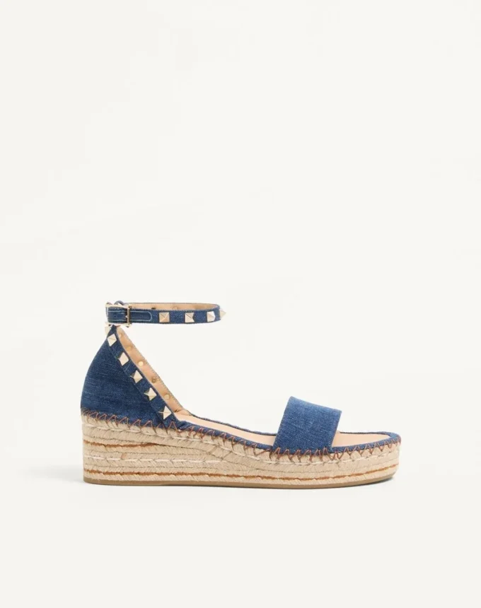Sandalias Rockstud con doble plataforma plana de denim de 55 mm Sandalias Rockstud con doble plataforma plana de denim de 55 mm