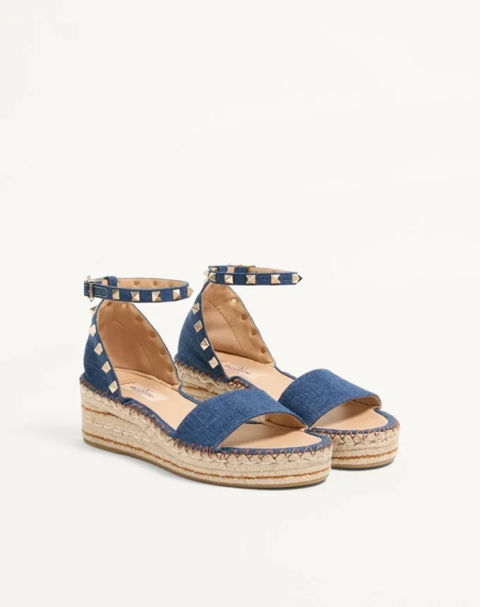 Sandalias Rockstud con doble plataforma plana de denim de 55 mm Sandalias Rockstud con doble plataforma plana de denim de 55 mm