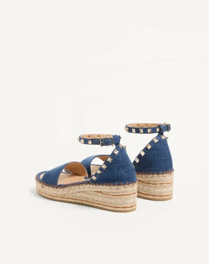 Sandalias Rockstud con doble plataforma plana de denim de 55 mm Sandalias Rockstud con doble plataforma plana de denim de 55 mm