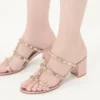 Sandalias Rockstud Slide en napa laminada de 60 mm