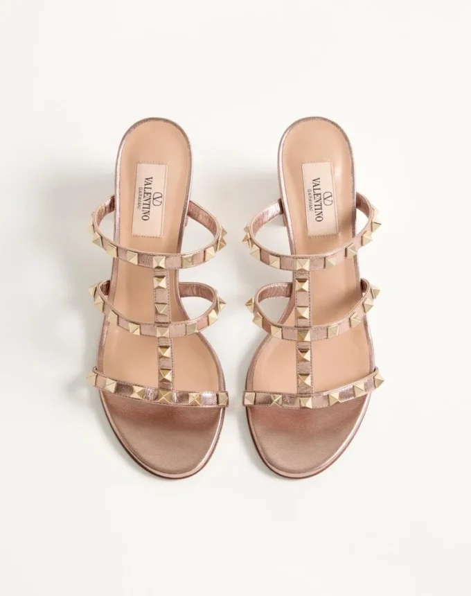 Sandalias Rockstud Slide en napa laminada de 60 mm