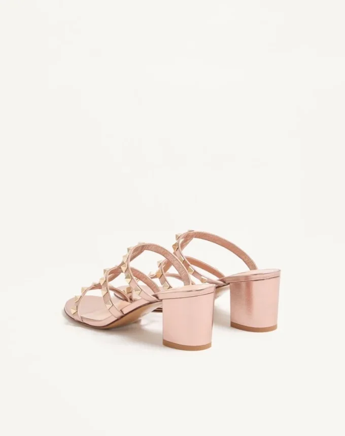 Sandalias Rockstud Slide en napa laminada de 60 mm