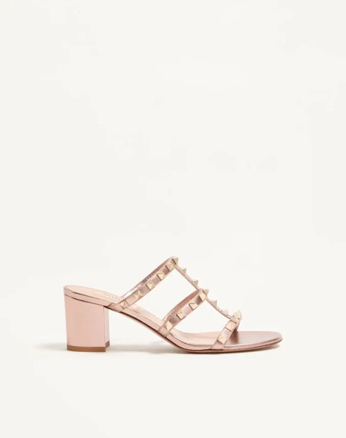 Sandalias Rockstud Slide en napa laminada de 60 mm