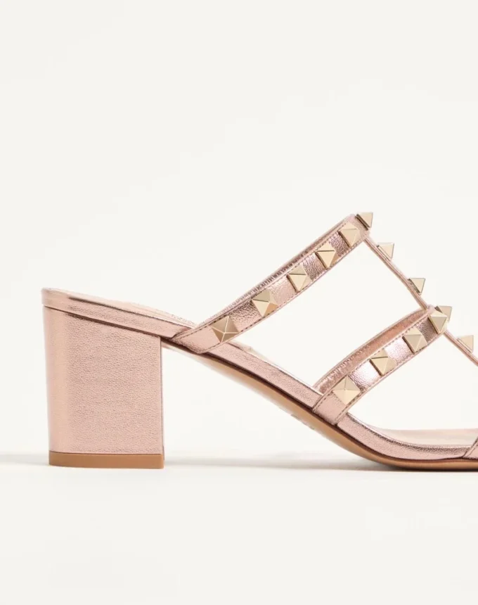 Sandalias Rockstud Slide en napa laminada de 60 mm