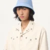 Sombrero de pescador de denim con bordado Chez Valentino