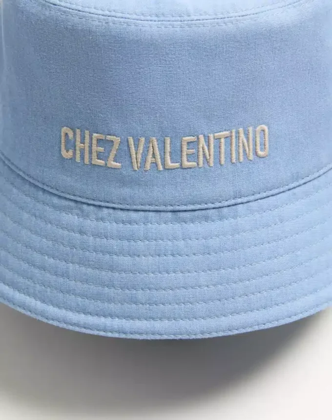Sombrero de pescador de denim con bordado Chez Valentino