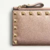 Tarjetero Rockstud de piel de becerro granulada laminada con cremallera