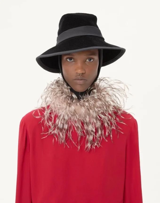Top de georgette con plumas Top de georgette con plumas