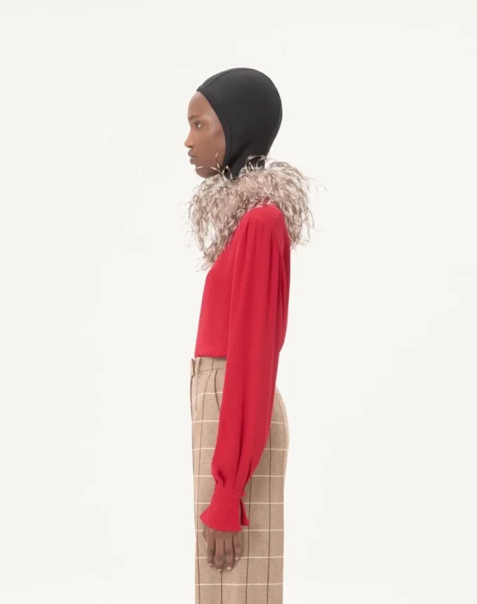 Top de georgette con plumas Top de georgette con plumas
