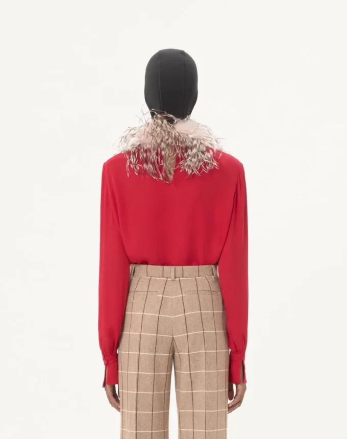 Top de georgette con plumas Top de georgette con plumas