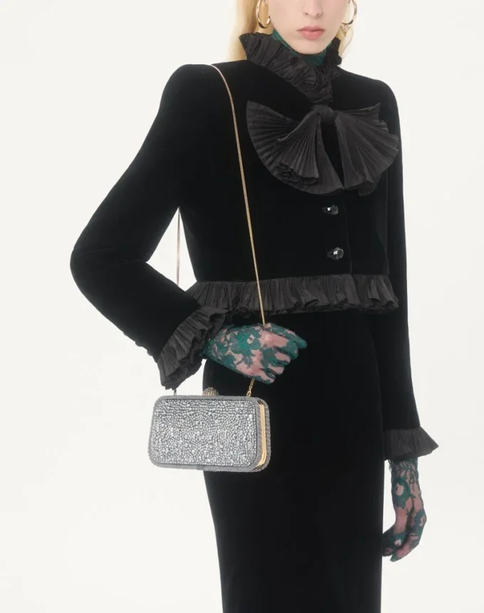Valentino Garavani Carry Secrets Minaudiere con pedrería Valentino Garavani Carry Secrets Minaudiere con pedrería
