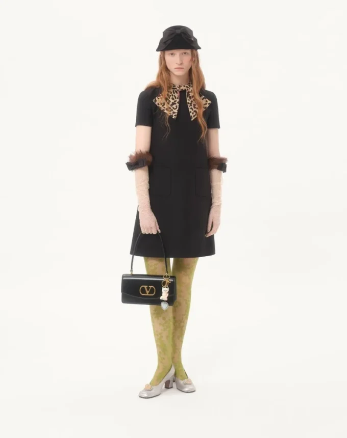 Vestido corto de crepé couture