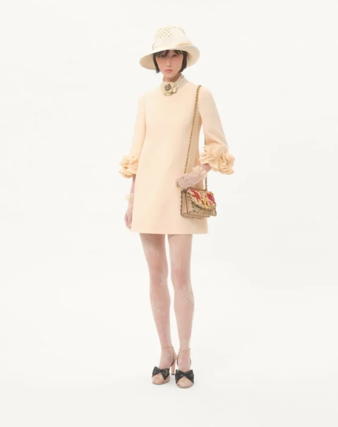 Vestido corto de crepé couture