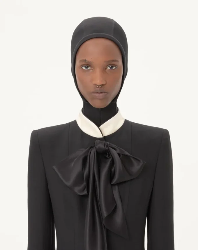 Vestido corto de crepé couture