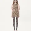 Vestido corto de crepé couture con estampado animalier Vestido corto de crepé couture con estampado animalier
