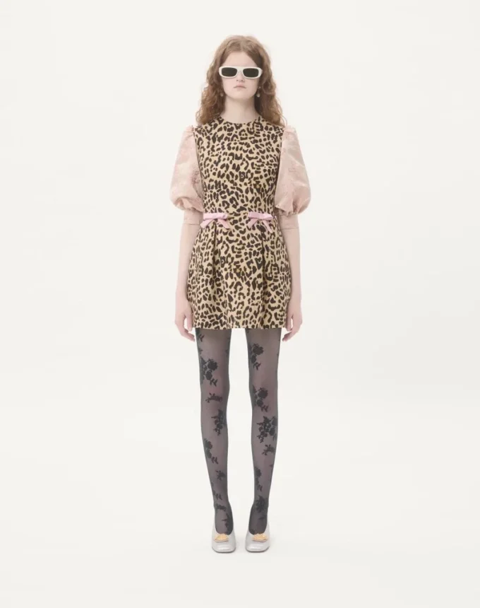 Vestido corto de crepé couture con estampado animalier Vestido corto de crepé couture con estampado animalier