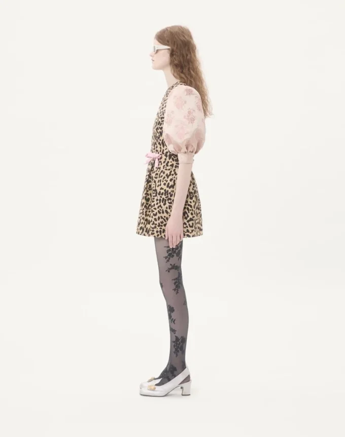Vestido corto de crepé couture con estampado animalier Vestido corto de crepé couture con estampado animalier