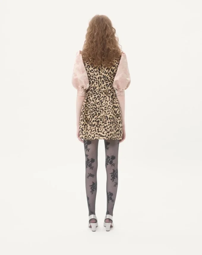 Vestido corto de crepé couture con estampado animalier Vestido corto de crepé couture con estampado animalier