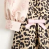 Vestido corto de crepé couture con estampado animalier Vestido corto de crepé couture con estampado animalier