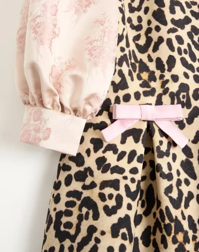 Vestido corto de crepé couture con estampado animalier Vestido corto de crepé couture con estampado animalier