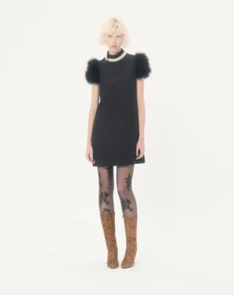 Vestido corto de crepé couture con plumas