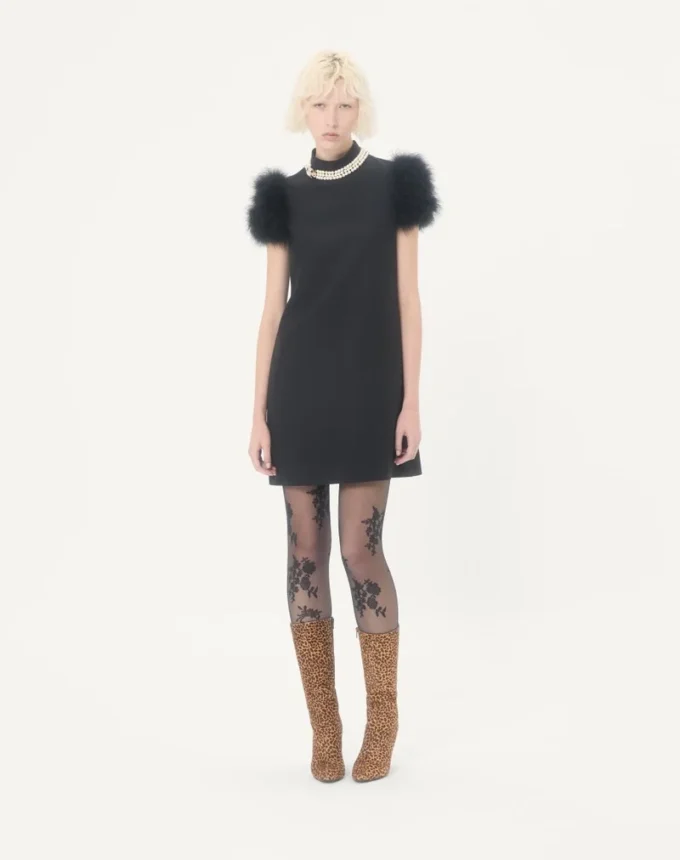 Vestido corto de crepé couture con plumas Vestido corto de crepé couture con plumas