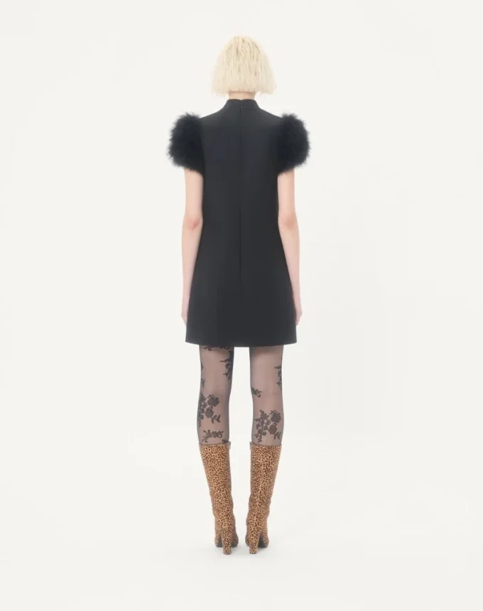 Vestido corto de crepé couture con plumas Vestido corto de crepé couture con plumas