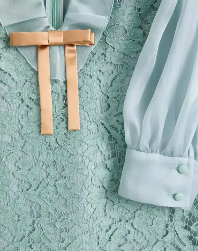 Vestido corto de encaje grueso