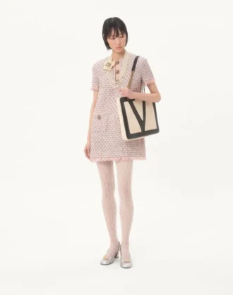 Vestido corto de tweed con cinta bordada