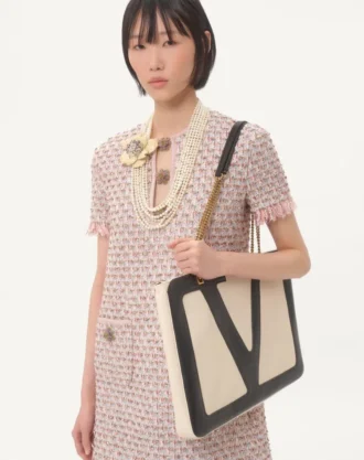 Vestido corto de tweed con cinta bordada