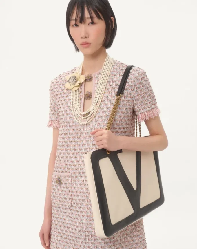 Vestido corto de tweed con cinta bordada