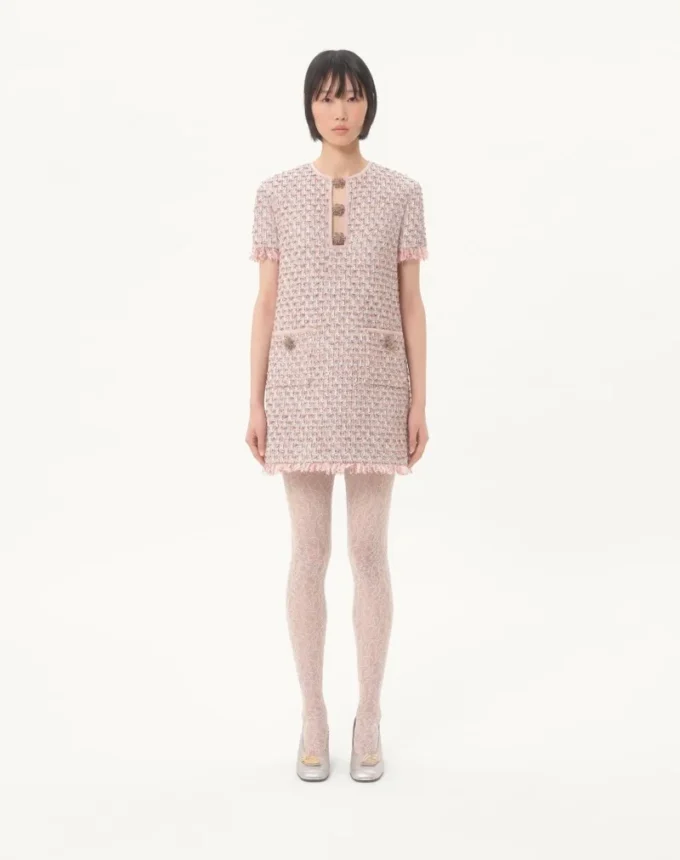 Vestido corto de tweed con cinta bordada