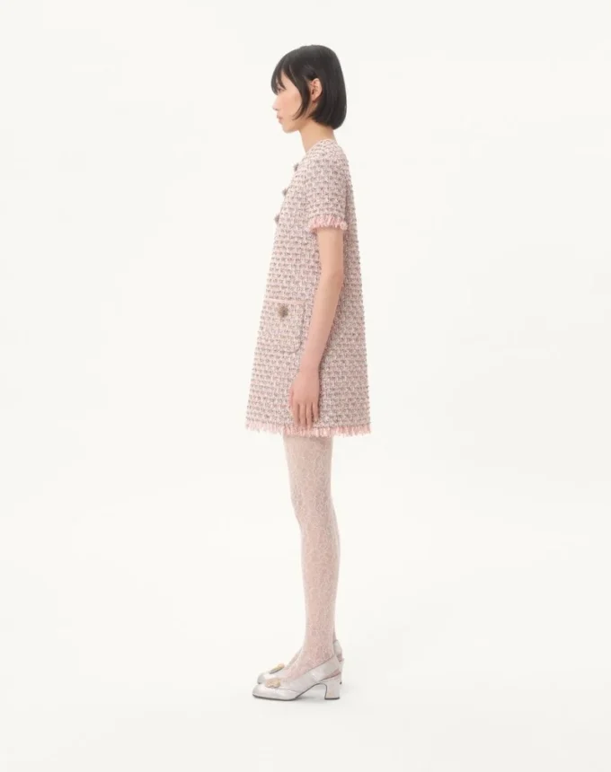 Vestido corto de tweed con cinta bordada