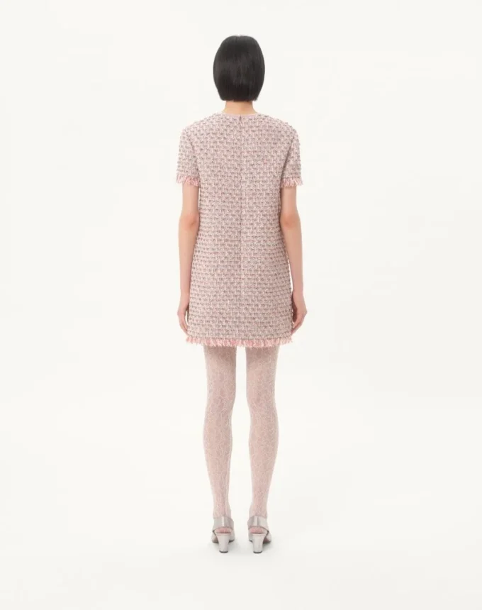 Vestido corto de tweed con cinta bordada