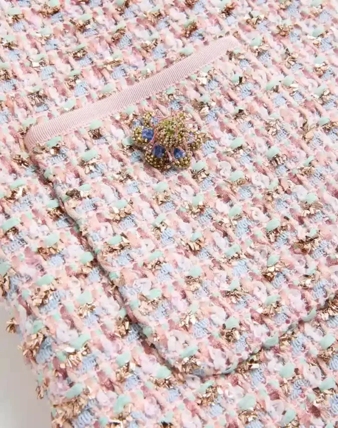 Vestido corto de tweed con cinta bordada