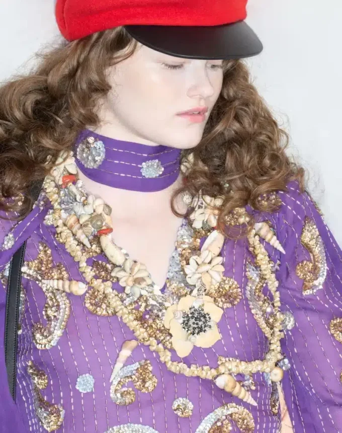 Vestido de gasa bordado con plumas Vestido de gasa bordado con plumas