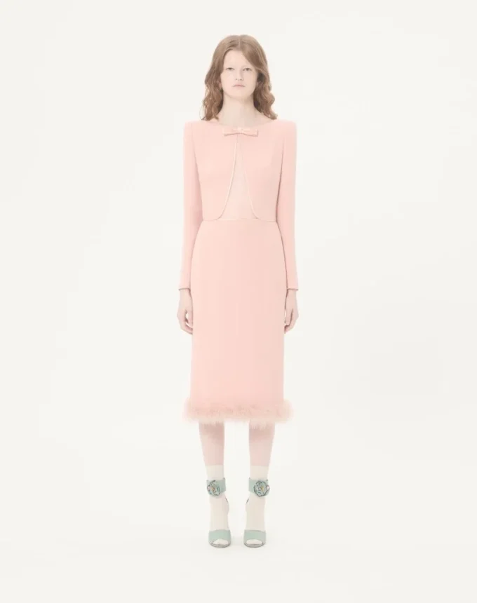 Vestido midi de crepé couture con plumas Vestido midi de crepé couture con plumas