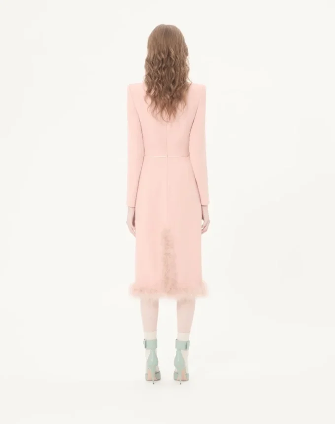 Vestido midi de crepé couture con plumas Vestido midi de crepé couture con plumas