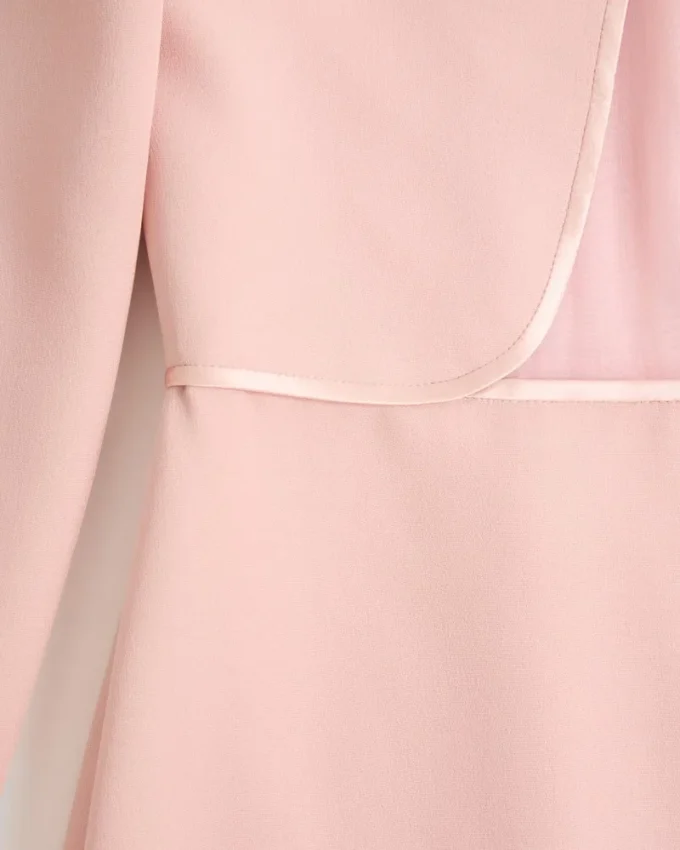 Vestido midi de crepé couture con plumas Vestido midi de crepé couture con plumas