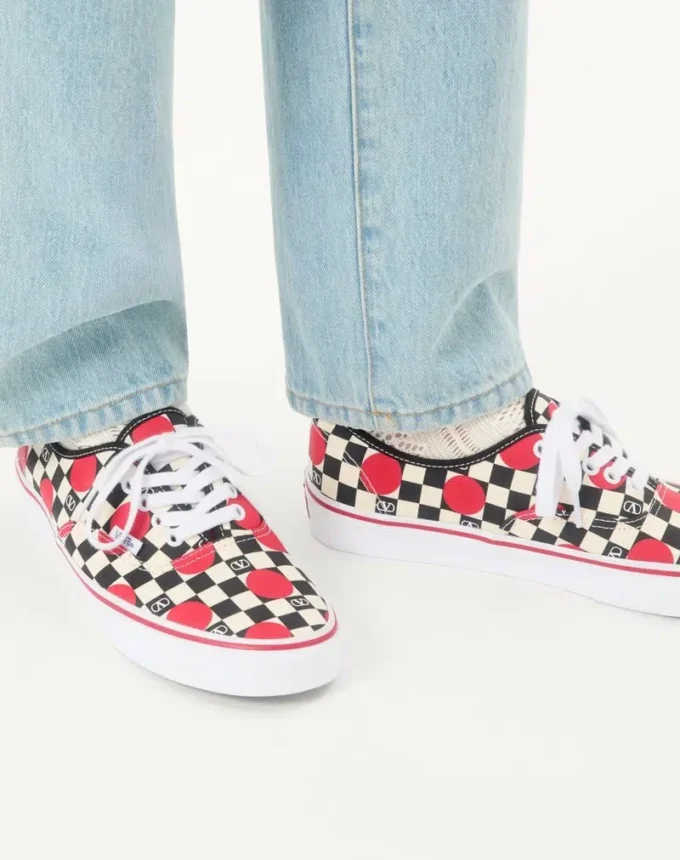 Zapatillas bajas de tela Valentino Garavani y Vans con estampado de damero VLogo y detalle de lunares Zapatillas bajas de tela Valentino Garavani y Vans con estampado de damero VLogo y detalle de lunares