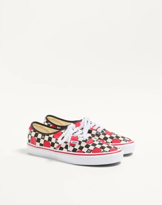 Zapatillas bajas de tela Valentino Garavani y Vans con estampado de damero VLogo y detalle de lunares Zapatillas bajas de tela Valentino Garavani y Vans con estampado de damero VLogo y detalle de lunares