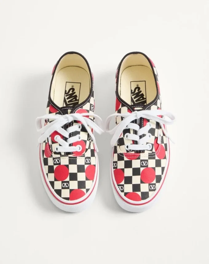 Zapatillas bajas de tela Valentino Garavani y Vans con estampado de damero VLogo y detalle de lunares Zapatillas bajas de tela Valentino Garavani y Vans con estampado de damero VLogo y detalle de lunares