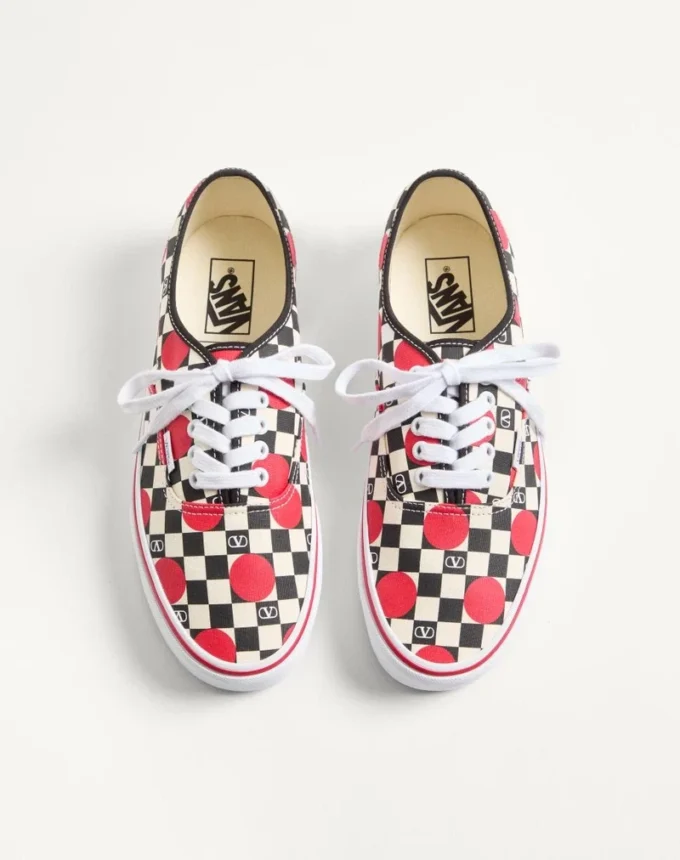 Zapatillas bajas de tela Valentino Garavani y Vans con estampado de damero VLogo y detalle de lunares Zapatillas bajas de tela Valentino Garavani y Vans con estampado de damero VLogo y detalle de lunares