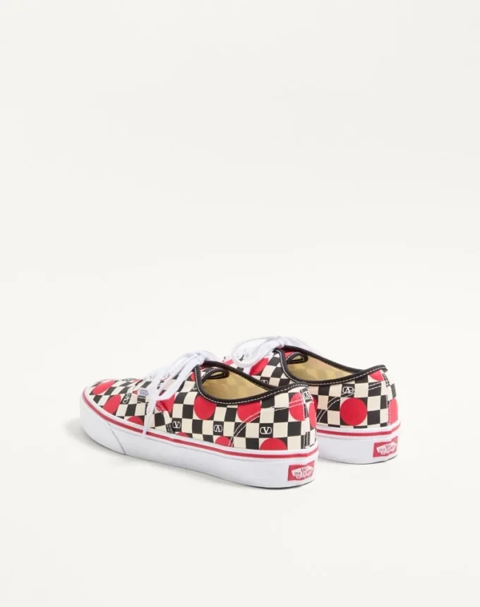 Zapatillas bajas de tela Valentino Garavani y Vans con estampado de damero VLogo y detalle de lunares Zapatillas bajas de tela Valentino Garavani y Vans con estampado de damero VLogo y detalle de lunares