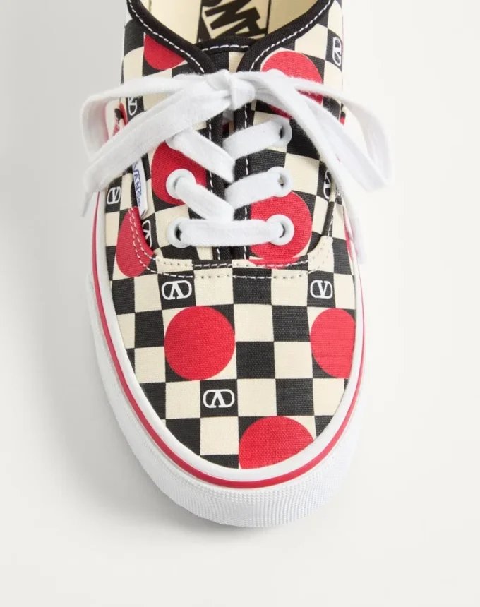 Zapatillas bajas de tela Valentino Garavani y Vans con estampado de damero VLogo y detalle de lunares Zapatillas bajas de tela Valentino Garavani y Vans con estampado de damero VLogo y detalle de lunares