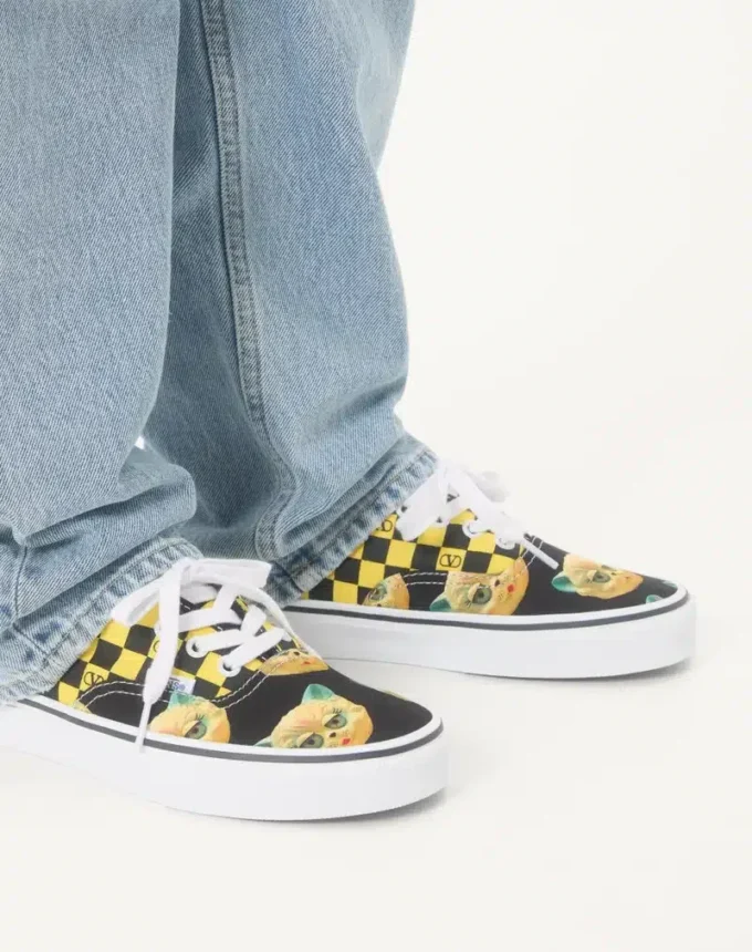 Zapatillas bajas de tela Valentino Garavani y Vans con estampado VLogo Checkerboard y Le Chat De La Maison Zapatillas bajas de tela Valentino Garavani y Vans con estampado VLogo Checkerboard y Le Chat De La Maison