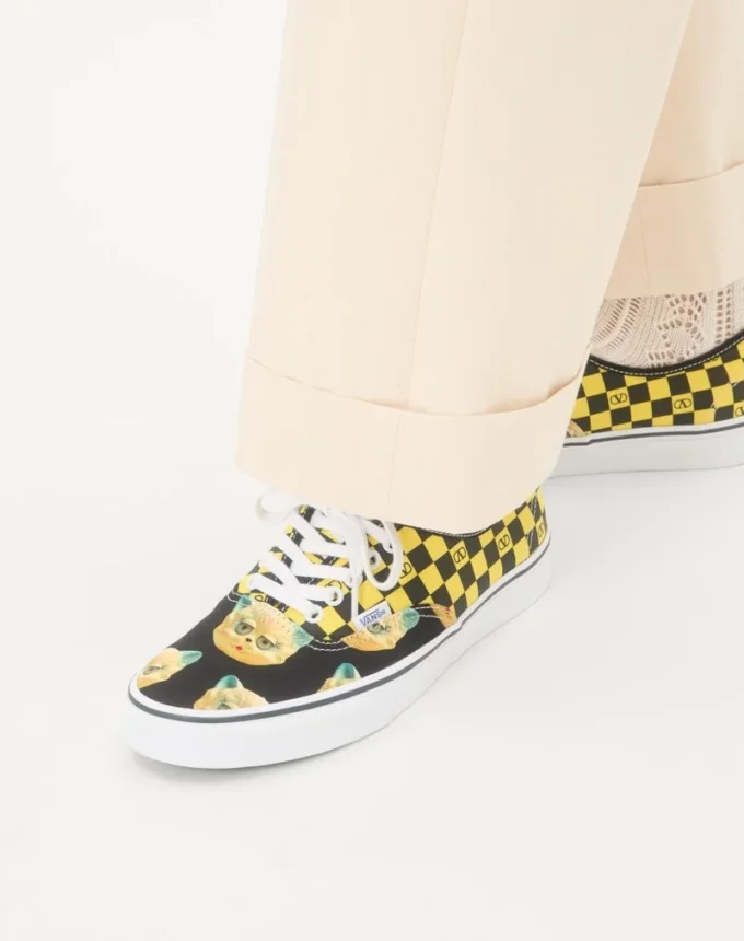 Zapatillas bajas de tela Valentino Garavani y Vans con estampado VLogo Checkerboard y Le Chat De La Maison Zapatillas bajas de tela Valentino Garavani y Vans con estampado VLogo Checkerboard y Le Chat De La Maison