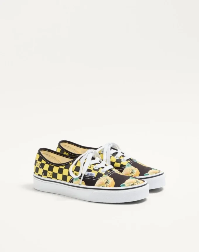 Zapatillas bajas de tela Valentino Garavani y Vans con estampado VLogo Checkerboard y Le Chat De La Maison Zapatillas bajas de tela Valentino Garavani y Vans con estampado VLogo Checkerboard y Le Chat De La Maison