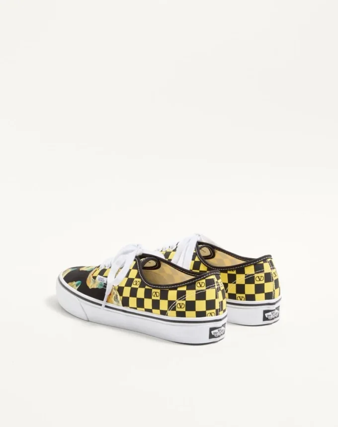 Zapatillas bajas de tela Valentino Garavani y Vans con estampado VLogo Checkerboard y Le Chat De La Maison Zapatillas bajas de tela Valentino Garavani y Vans con estampado VLogo Checkerboard y Le Chat De La Maison