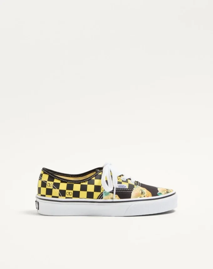 Zapatillas bajas de tela Valentino Garavani y Vans con estampado VLogo Checkerboard y Le Chat De La Maison Zapatillas bajas de tela Valentino Garavani y Vans con estampado VLogo Checkerboard y Le Chat De La Maison